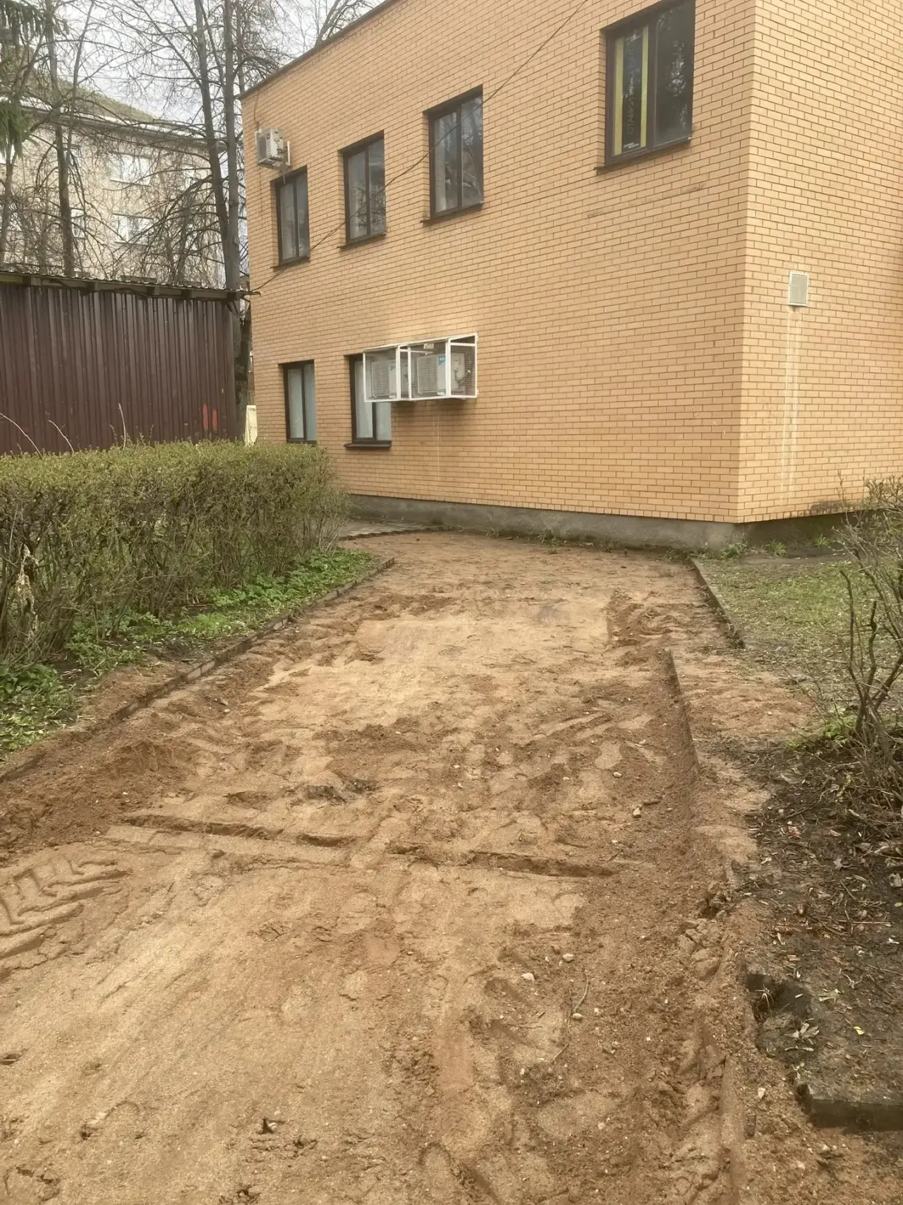 В Великих Луках началось благоустройство сквера у будущего Дома молодёжи «Родина»  В Великих Луках с