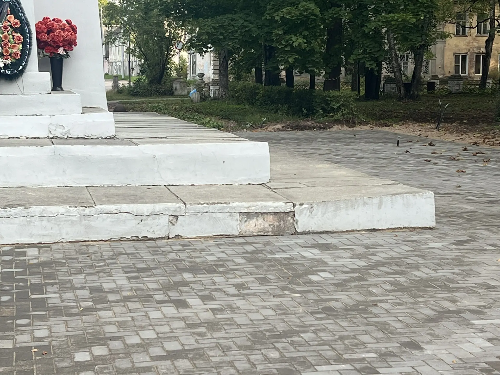 В ОСТАШКОВЕ РАЗВАЛИВАЕТСЯ ПОСТАМЕНТ ПАМЯТНИКА ПАРТИЗАНАМ