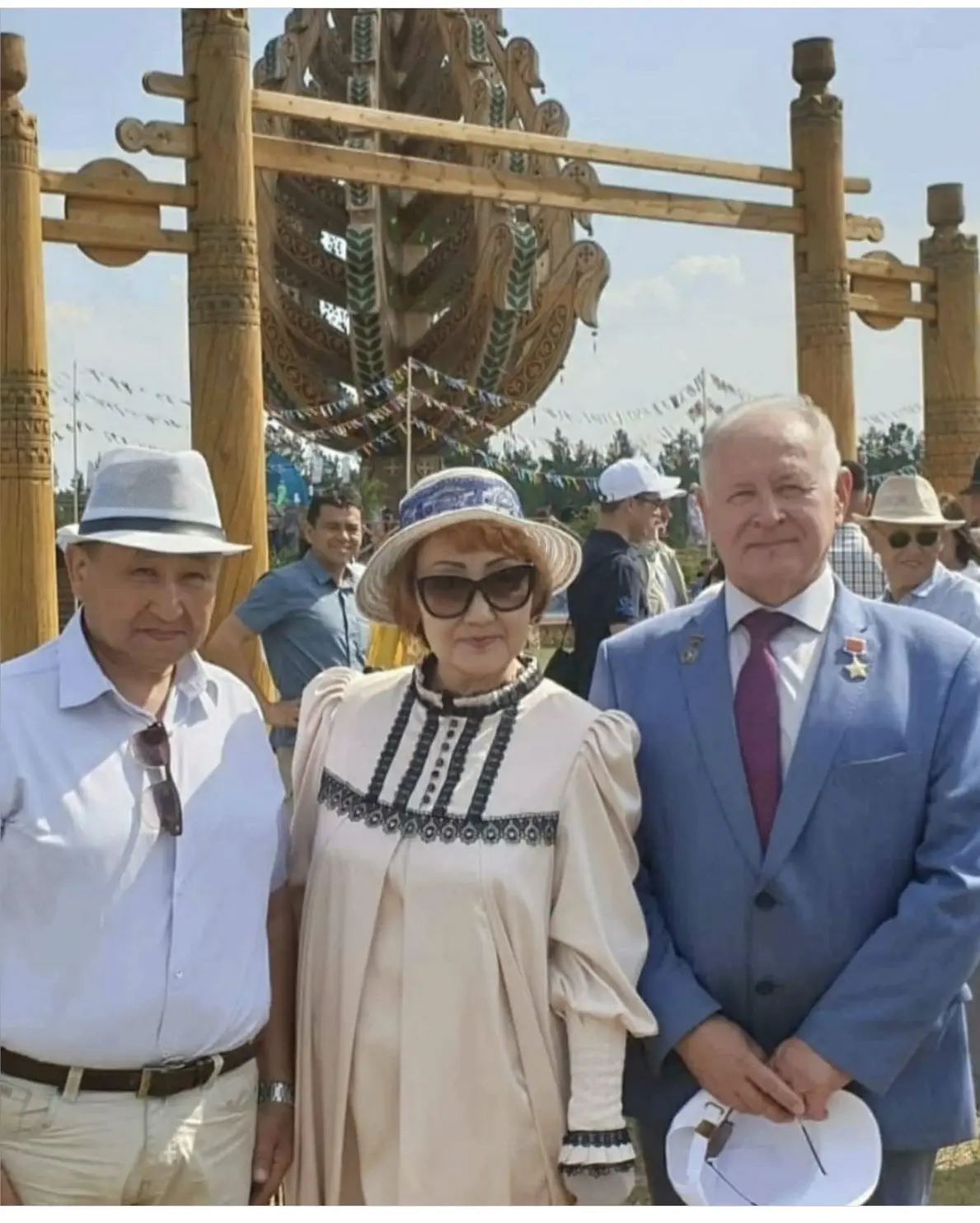 С летчиком-космонавтом, Героем Советского Союза Анатолием Арцебарским.

В 1936 году, 29 июля, вышло 