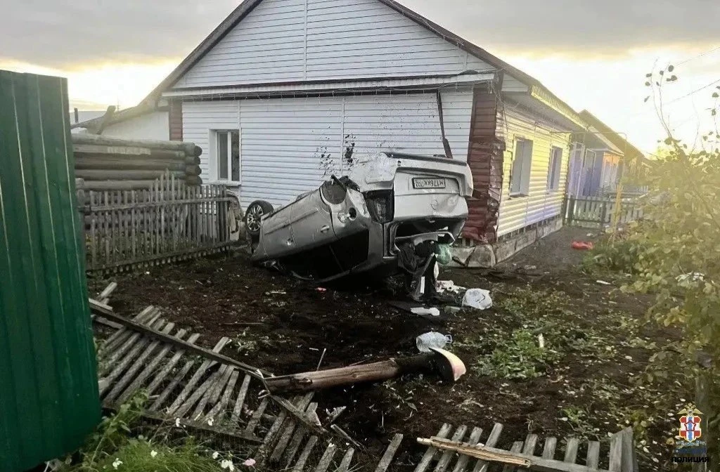 В Называевском районе 16-летний водитель Opel врезался в жилой дом.