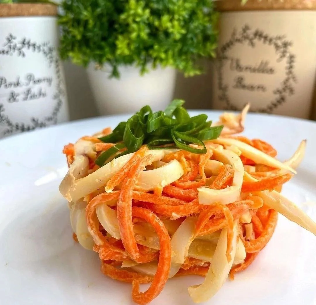 САЛАТ С КАЛЬМАРАМИ И МОРКОВЬЮ