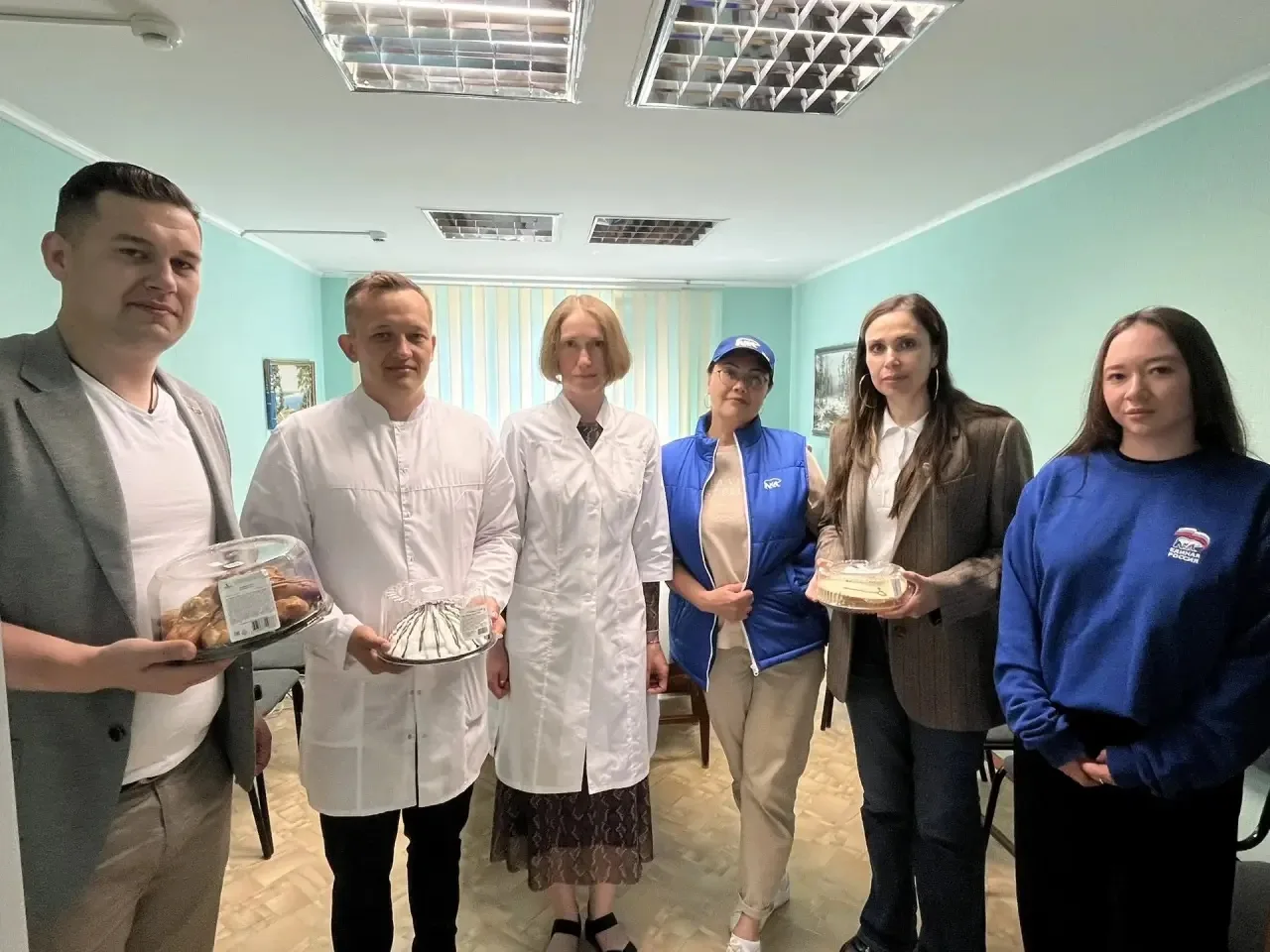 В преддверии Дня медицинского работника депутаты и местные отделения Партии Единая Россия поздравили
