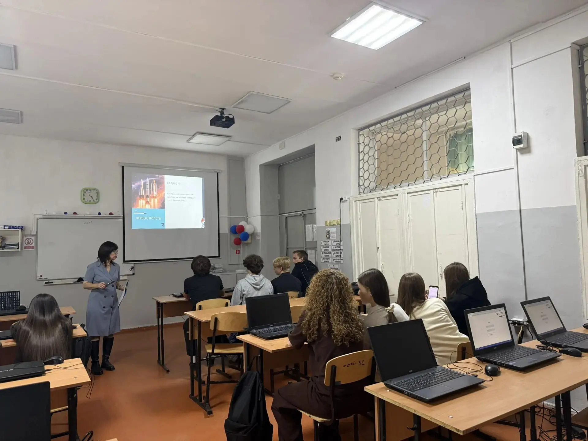 В библиотеке № 10 учащиеся 10 класса школы № 32 приняли участие в интеллектуальном мара...