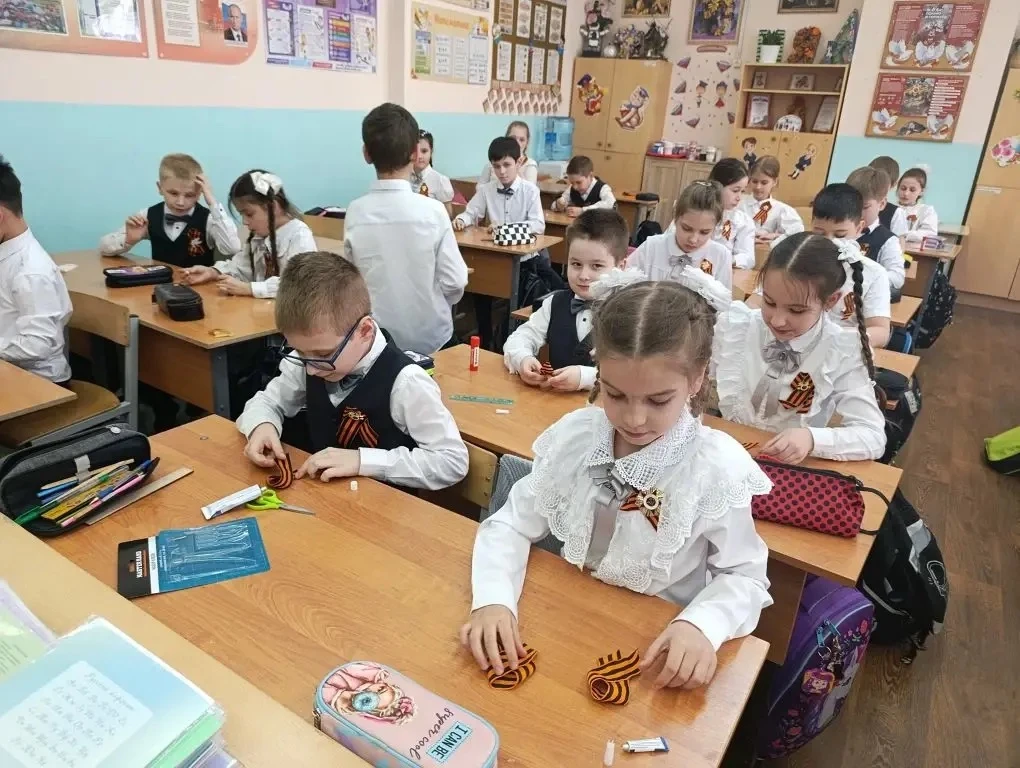 🇷🇺 Георгиевская ленточка – символ Победы из добрых рук  В преддверии 81-й годовщины Великой Победы у