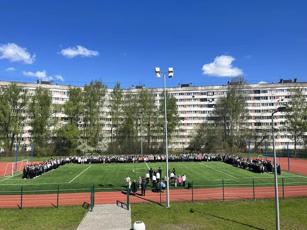 8 мая на стадионе школы 103 прошла торжественная линейка, посвященная Дню Победы