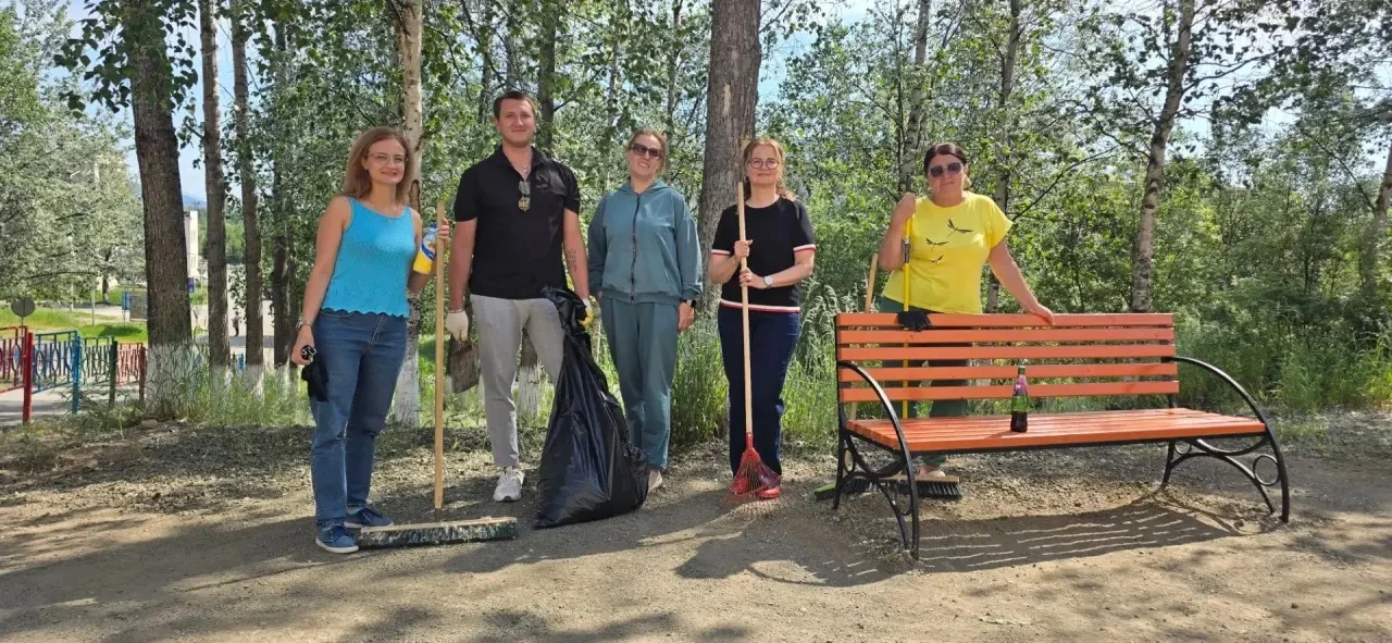 Продолжаем следить за чистотой возле нашего Центра досуга! 🌾 

В ходе субботника сотрудники убрали 