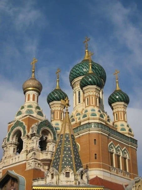 Что пишут звезды на небе, о том шепчет трава на земле.
Что вода морская напевает в своих струях, о т