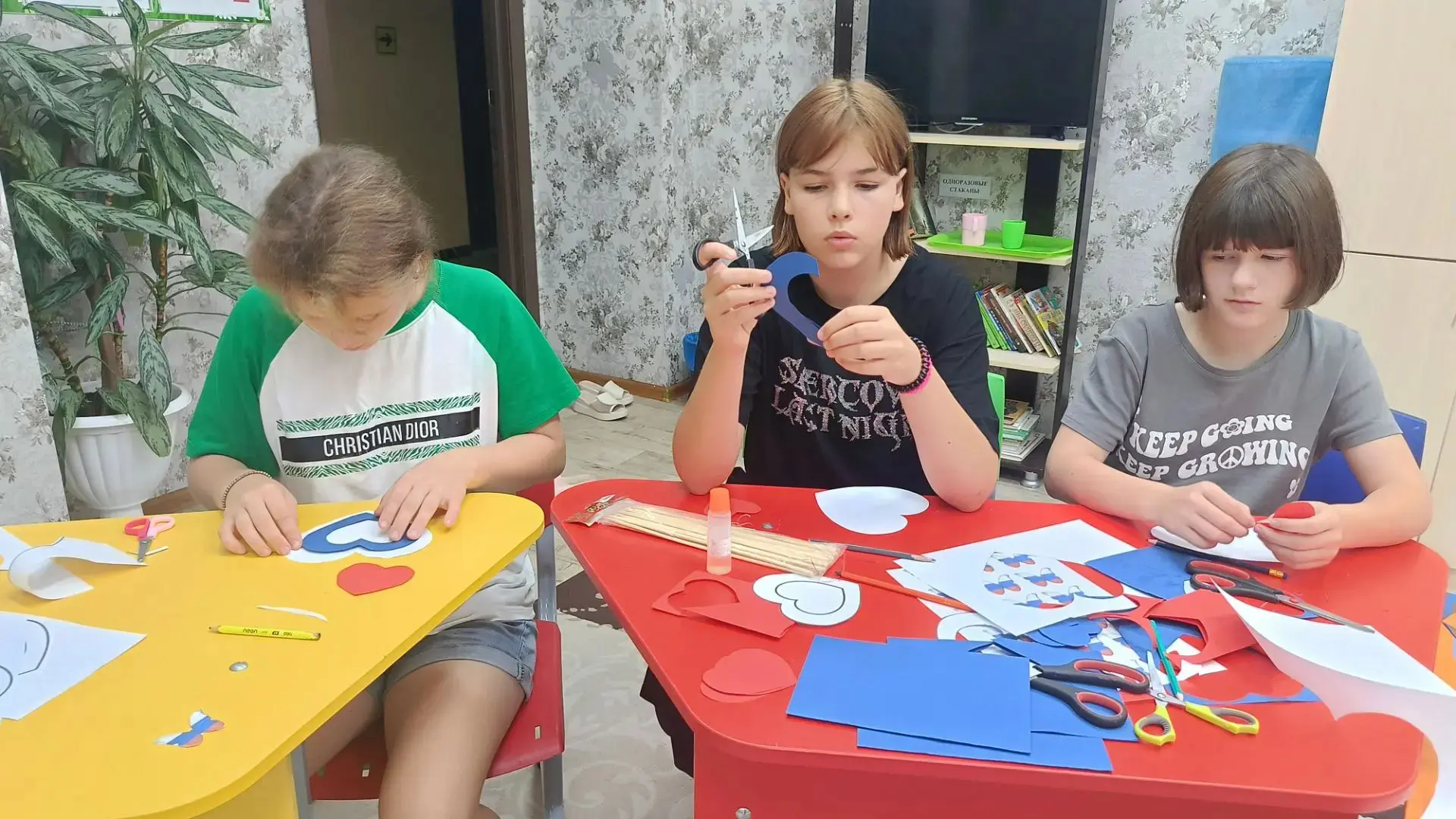 🎉  День Российского флага! 🇷🇺отметили творческим мастер - классом,  создавая яркие р...