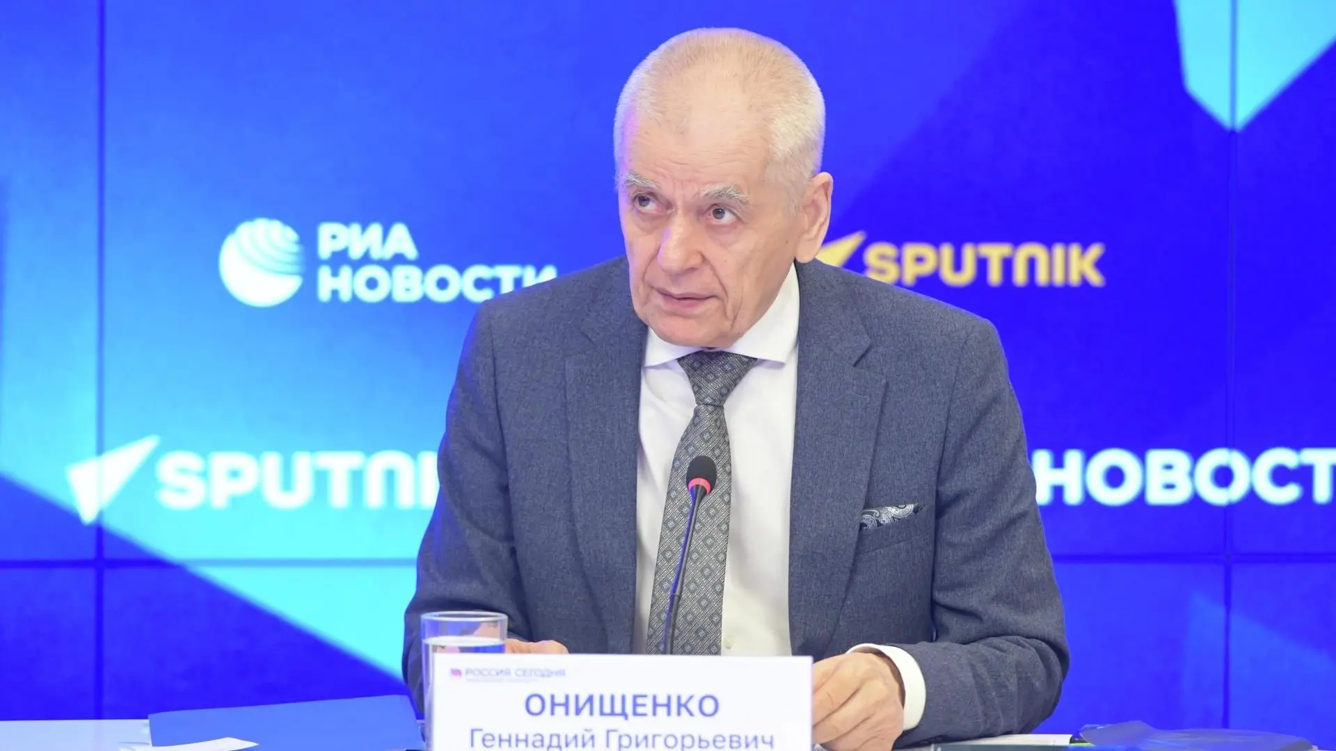 Онищенко: Женщины в России могут рожать до 60 лет, мужчины — становиться отцами до 90