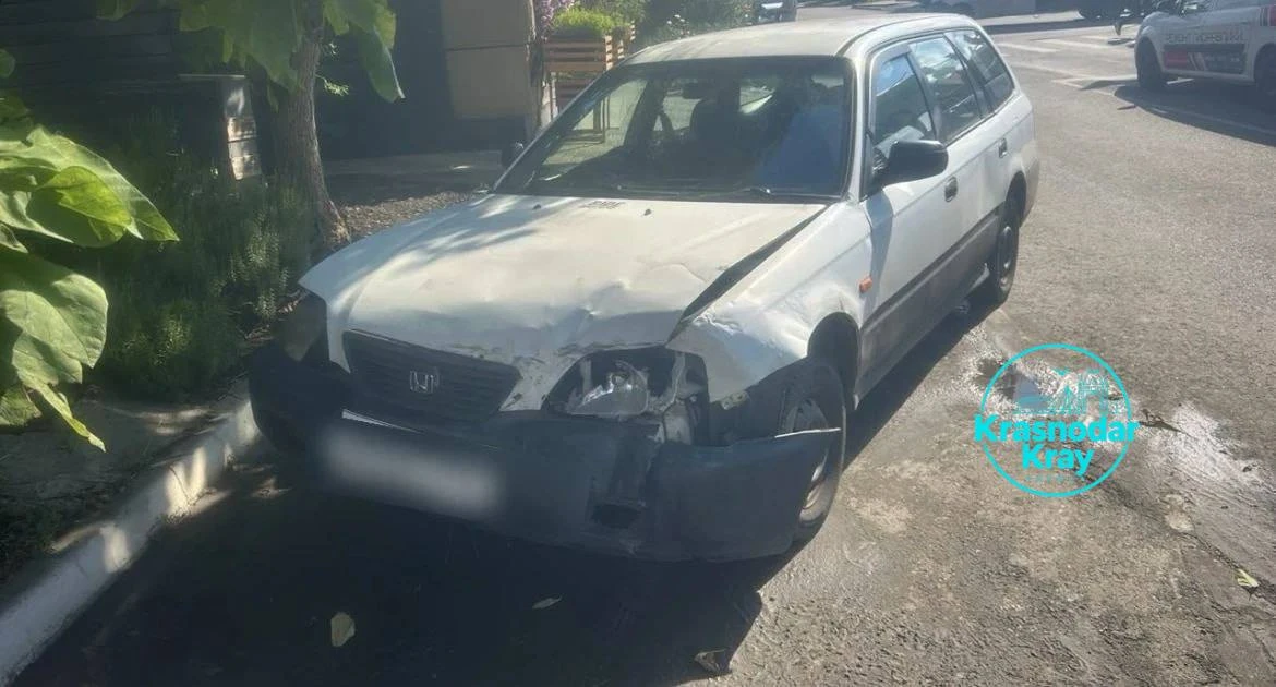 🚗 ДТП с двумя автомобилями произошло на перекрёстке Уральской и Волжской в Краснодаре