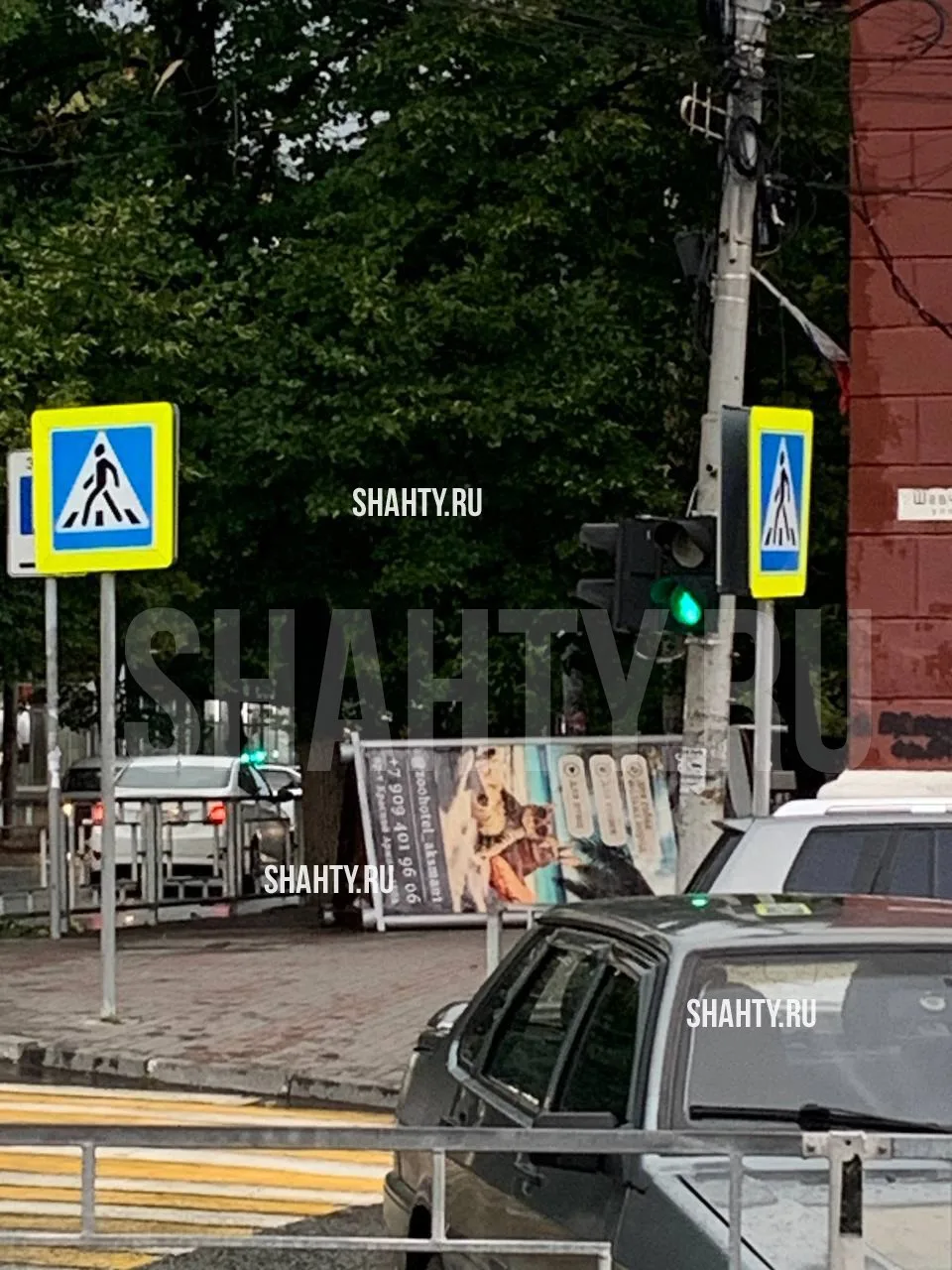 Ветер уронил в городе Шахты призму с рекламными объявлениями, рассказывают подписчики Ш...