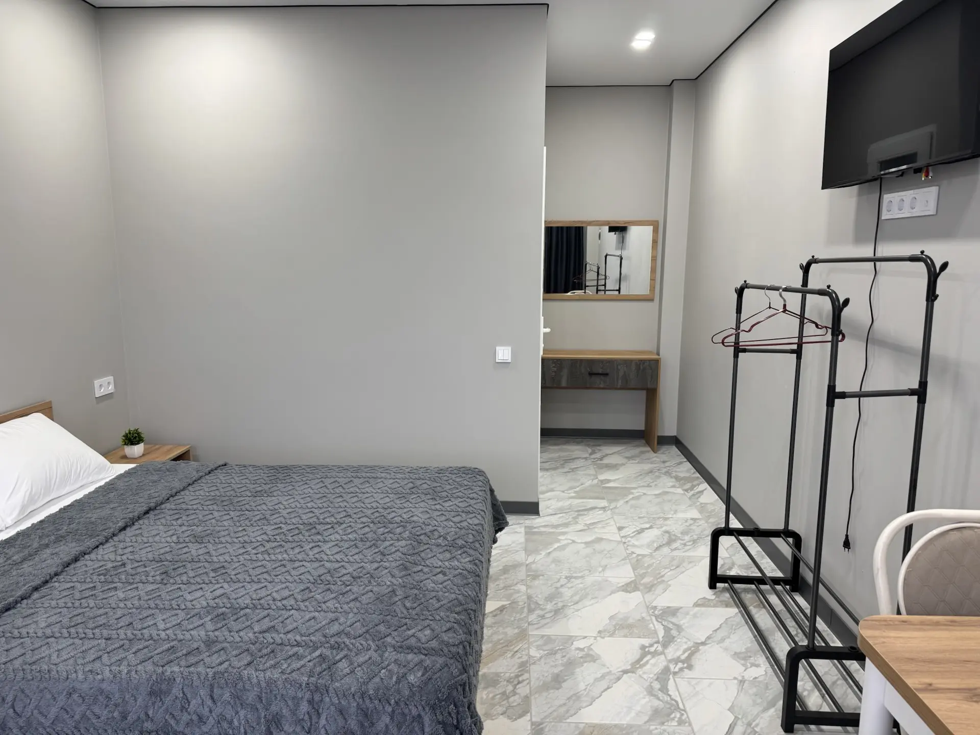 #ЦАНДРИПШ Песочная 31, Амзара  🏡 Гостевой дом «Сан‑Тропе» — отдых у моря с видом на горы!  Всего 7 м