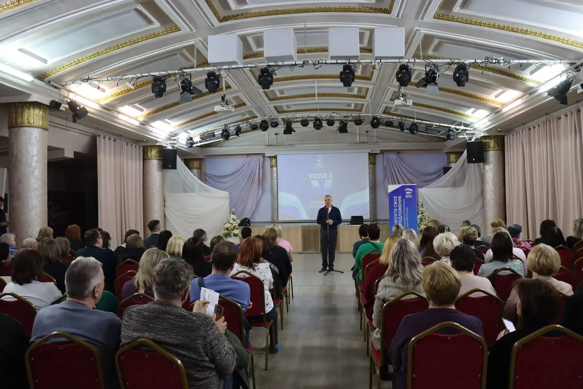 🤝Александр Коган встретился с коллективом Культурно-творческого центра: говорили о развитии округа, 