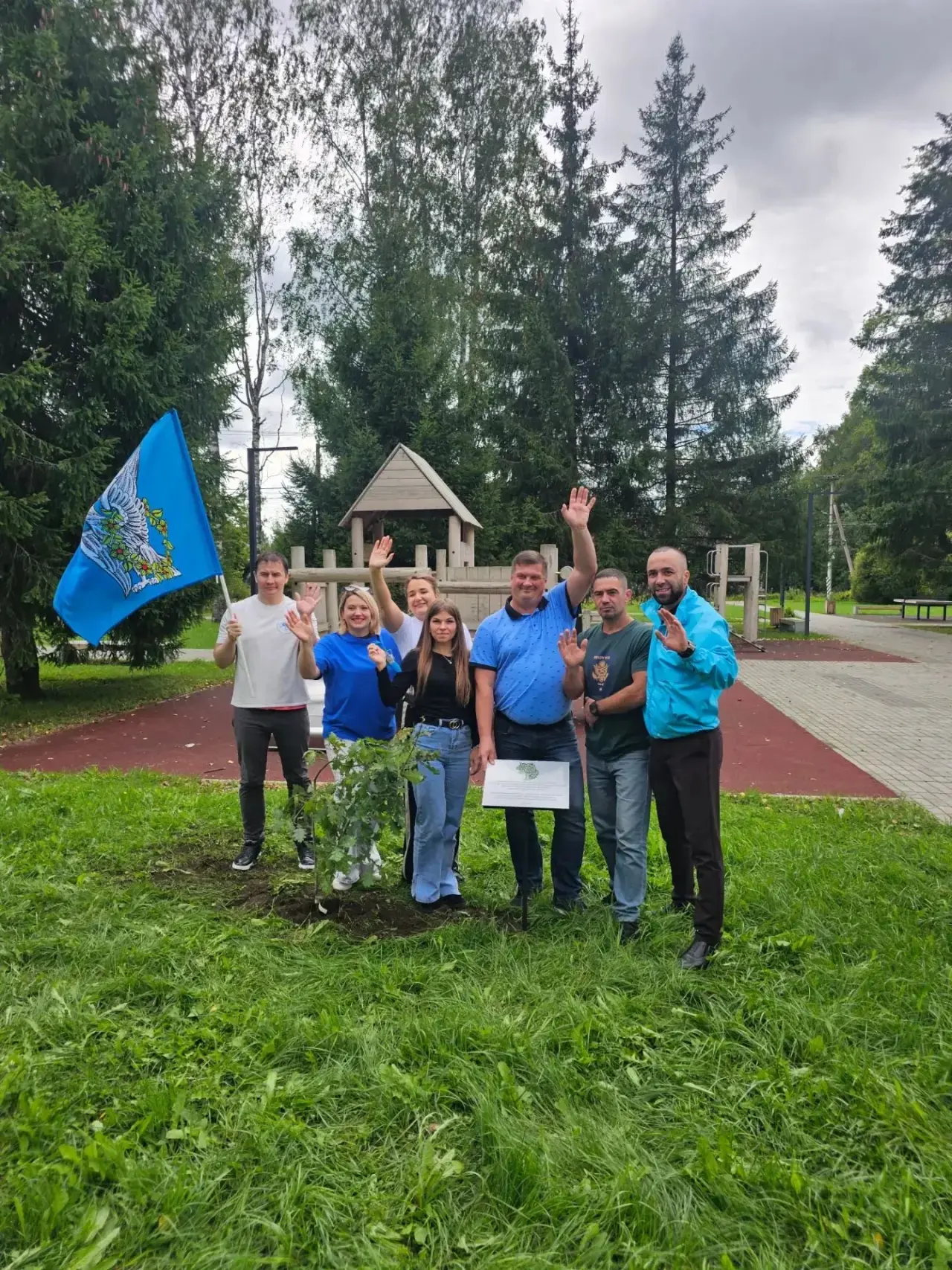 🌳 Сегодня на территории у Дома культуры в Рахье высадили дуб – тот самый саженец, кото...