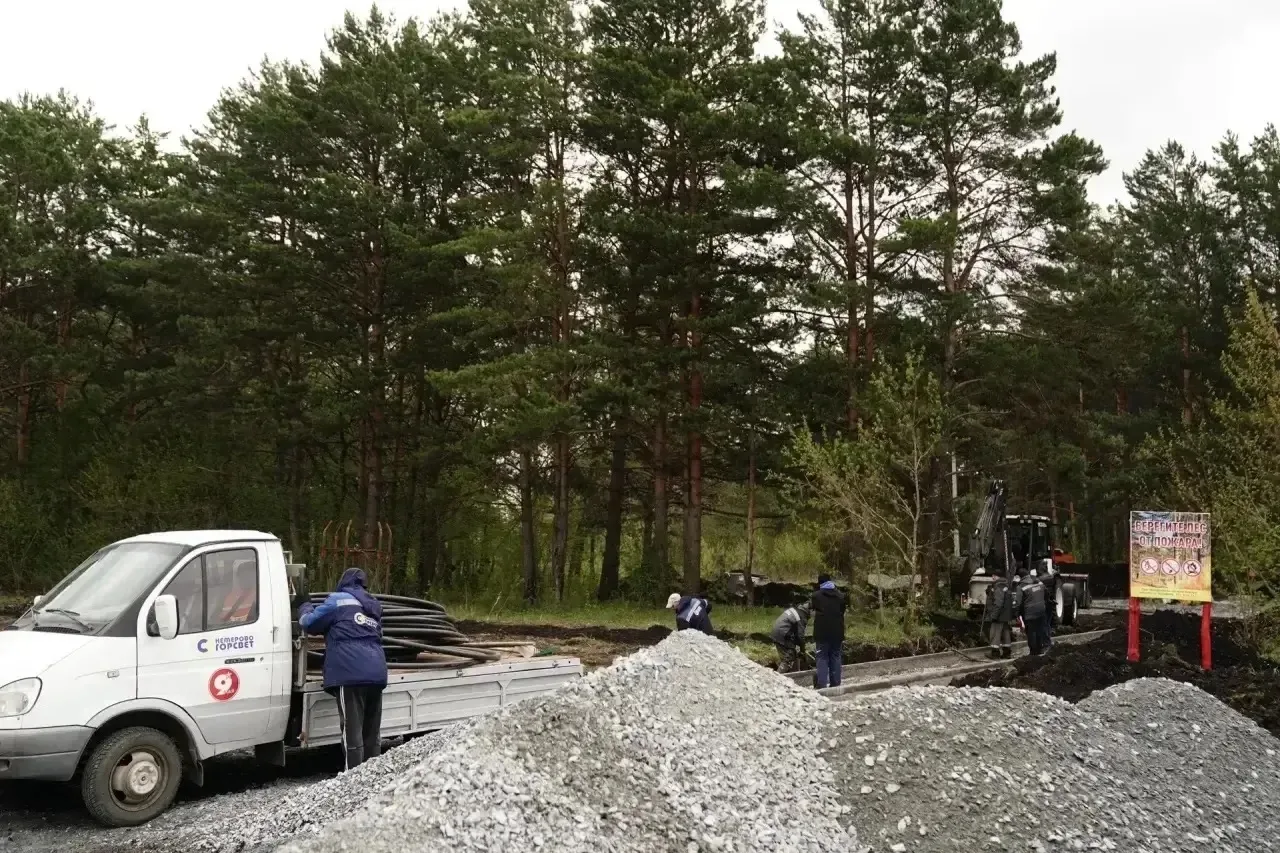 😍Скоро станет еще уютнее   В Рудничном районе продолжается благоустройство сквера Молодожёнов. Сейча