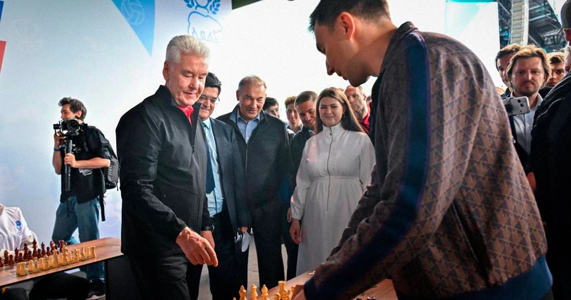 Собянин сыграл в шахматы с Сергеем Карякиным на марафоне «Сила России»