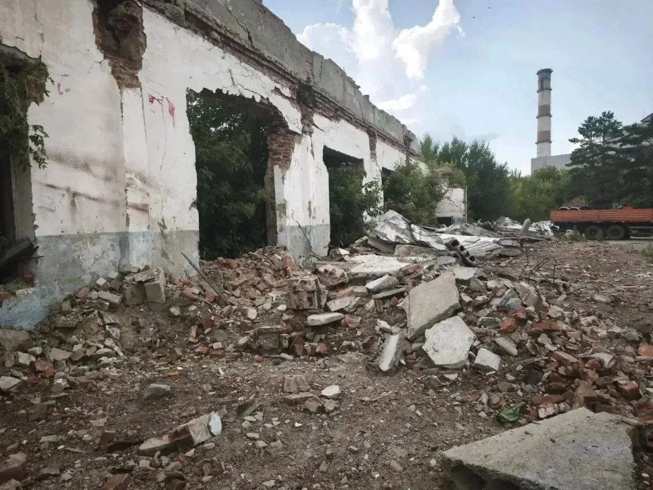 Ребенок погиб при обрушении стены заброшенного здания в Омске