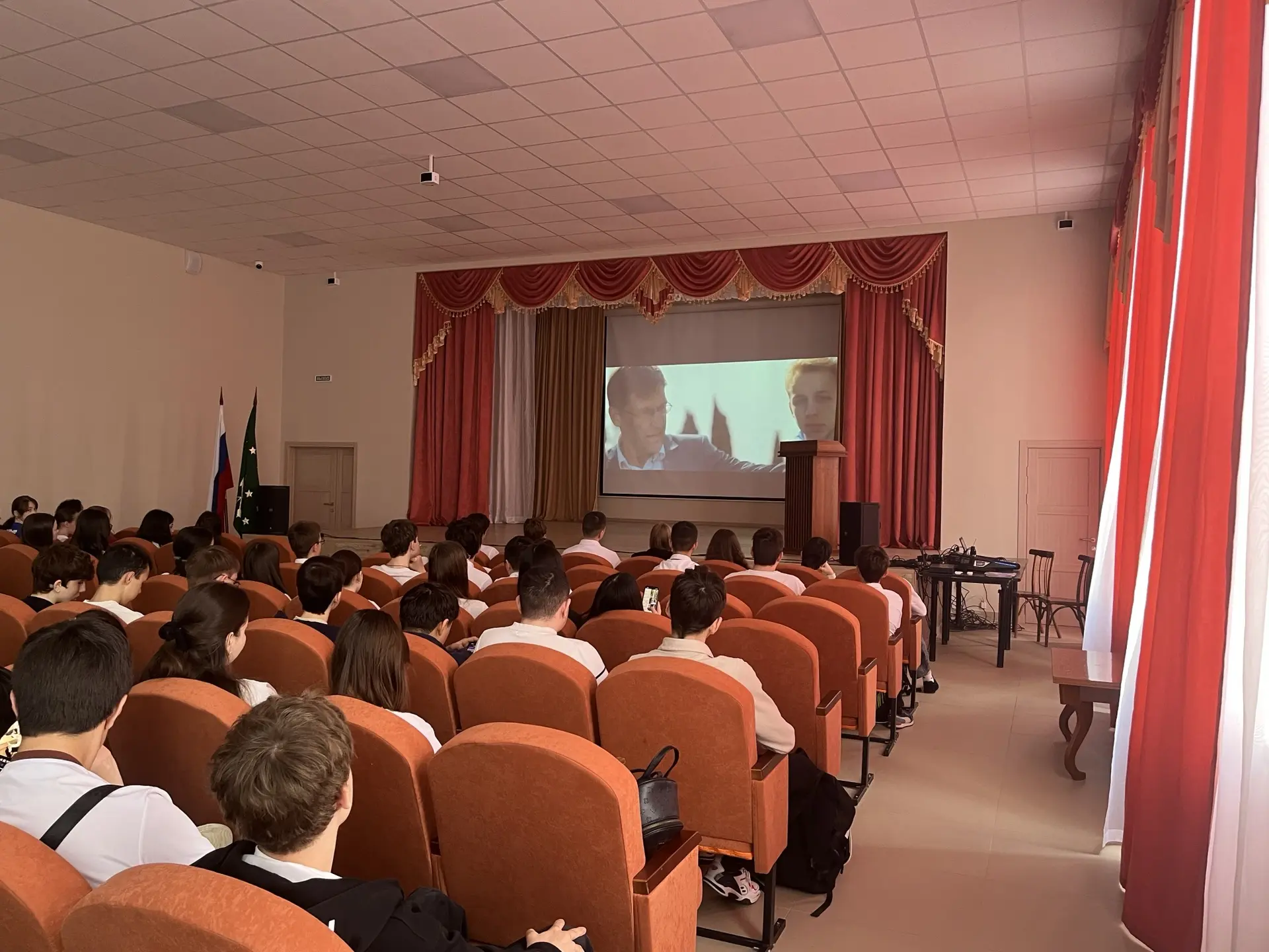 🎬 В школе прошёл кинопоказ «Красные ленты»  Это история о крошечном партизанском отряде в стенах окк