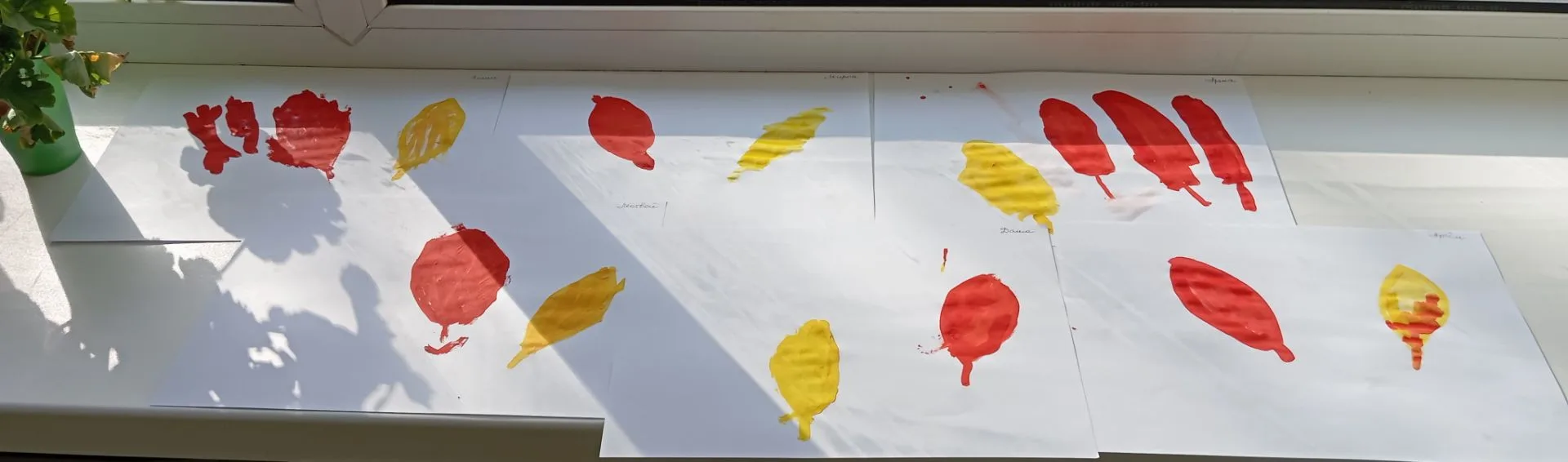 Маленькие художники нашей группы уже познают красоту осени! Сегодня мы провели пальчико...