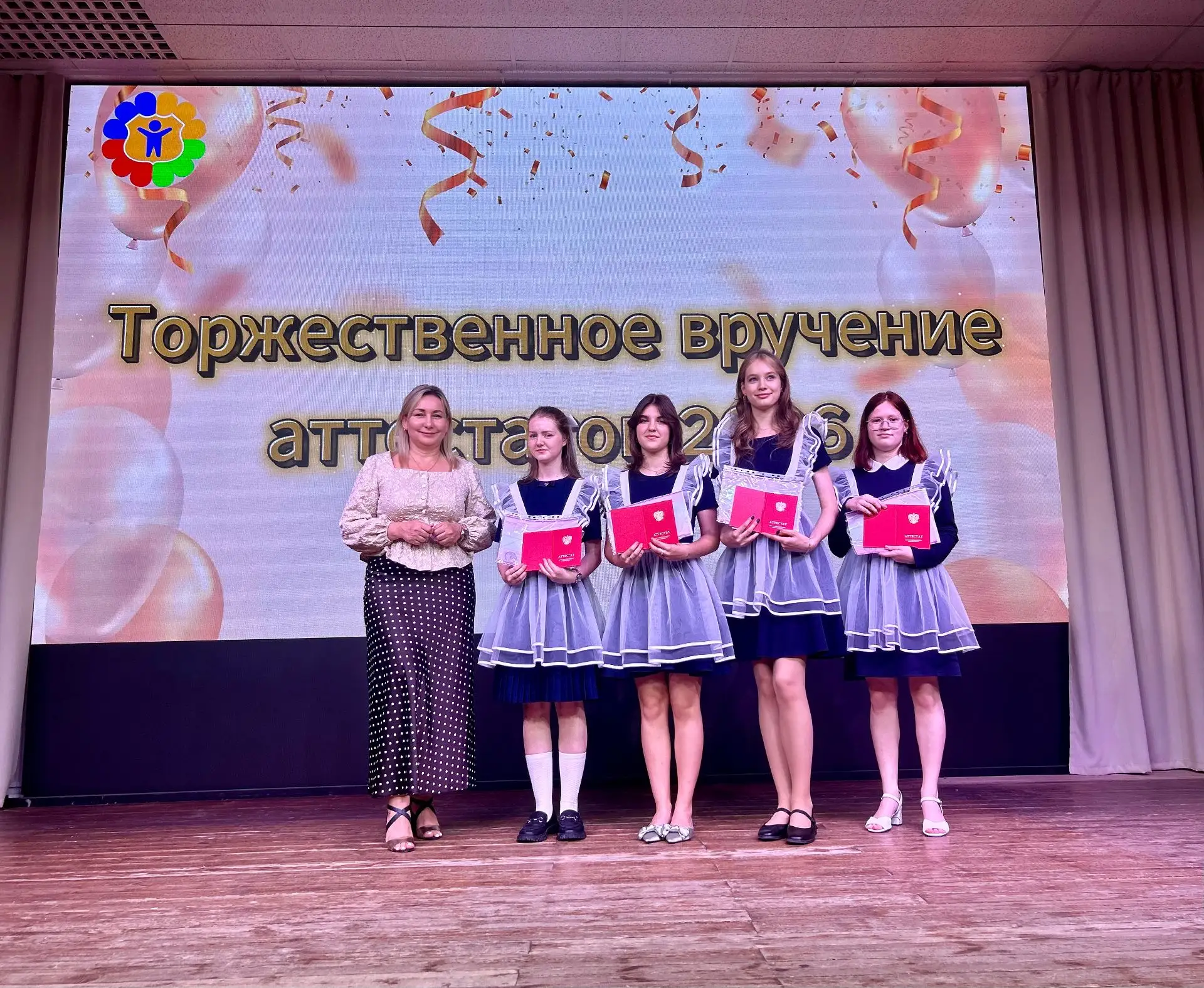 Торжественное вручение аттестатов за 9 класс

В нашей школе прошло торжественное вручение аттестатов