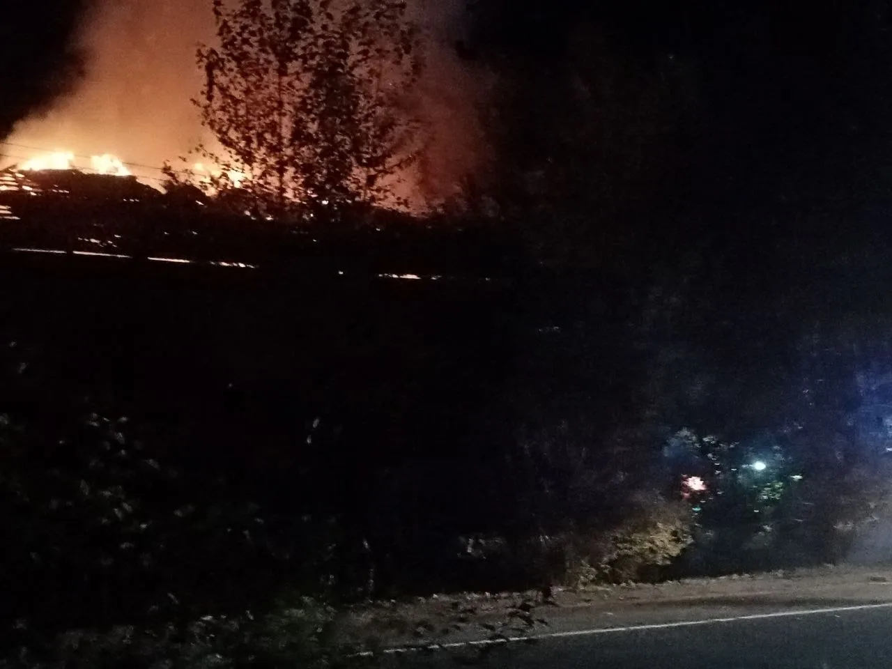 Заброшенный дом горит в Восточном на улице Пугачева