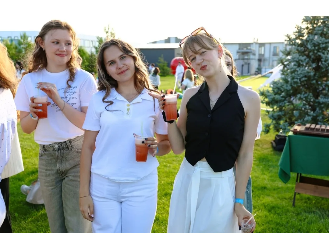 ✨24 июня выпускники нашей школы приняли участие в красивом, трогательном, но в то же время креативно