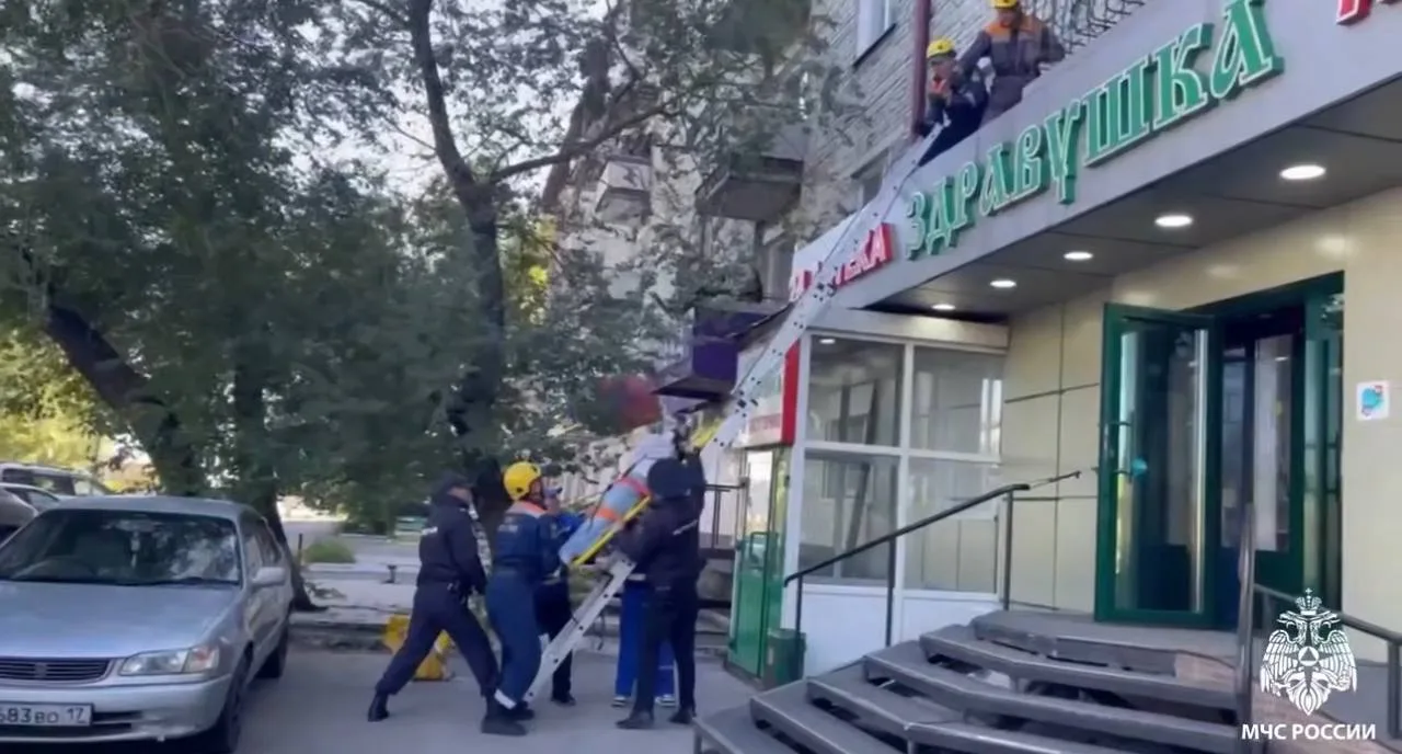 ⚡️На улице Кечил-оола 15-летняя девочка выпала из окна четвёртого этажа.