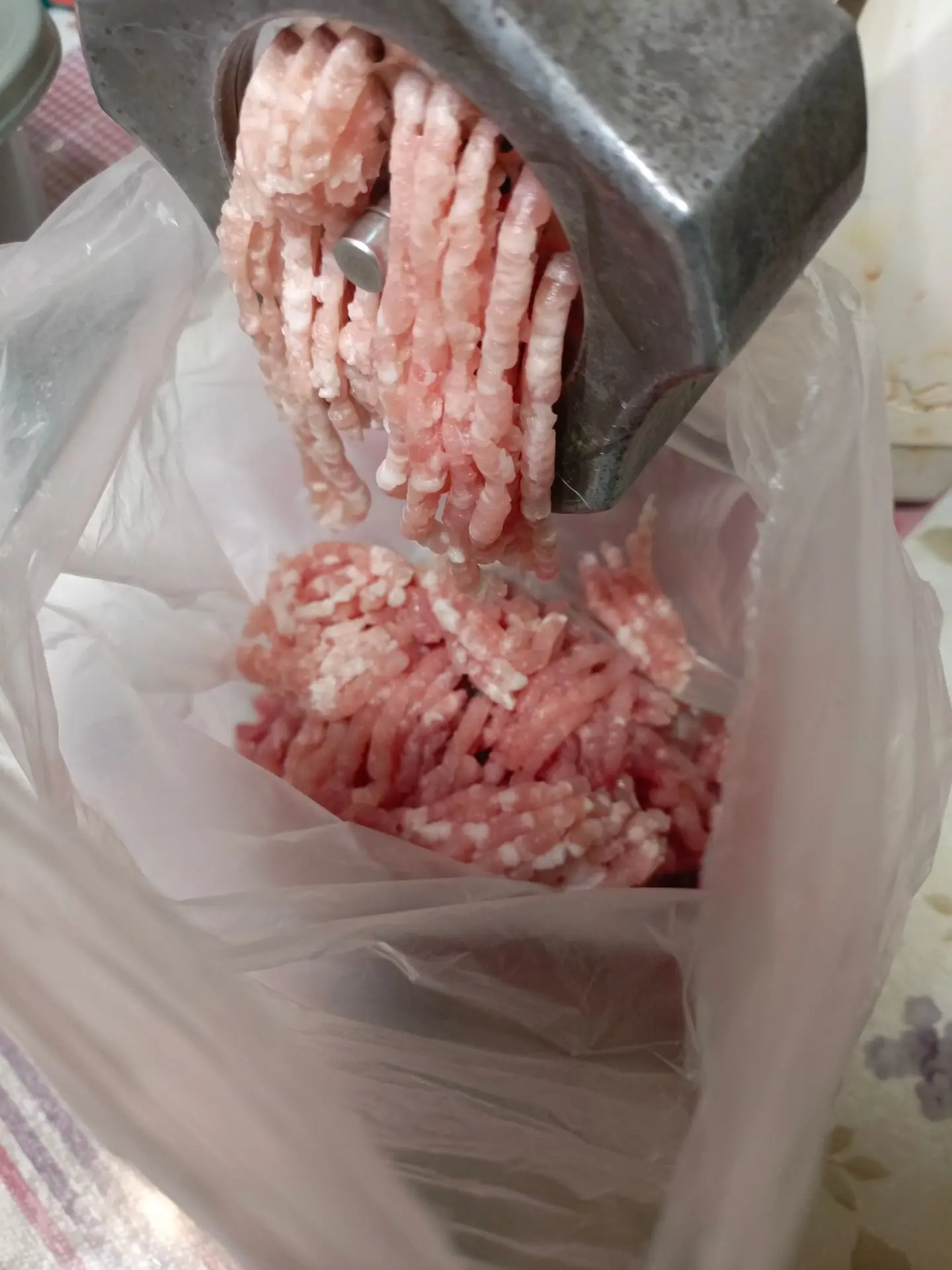 Купили свиную ногу. Кручу мясо на пельмени 🥟