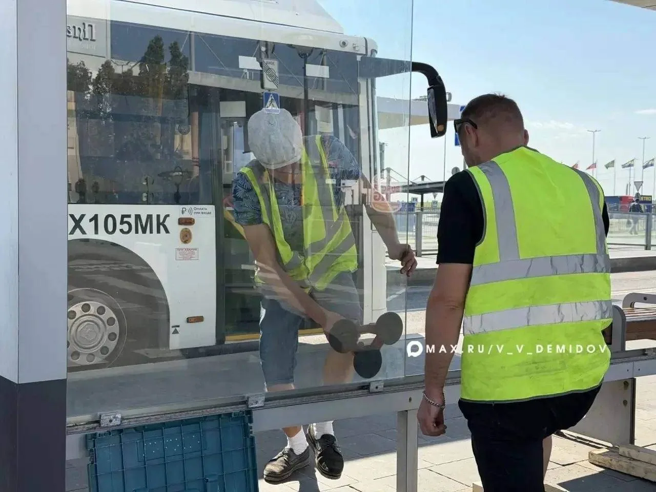До конца июня на улице Щорса приведут в порядок остановки.

Подрядчик заменит разбитые стекла (девят
