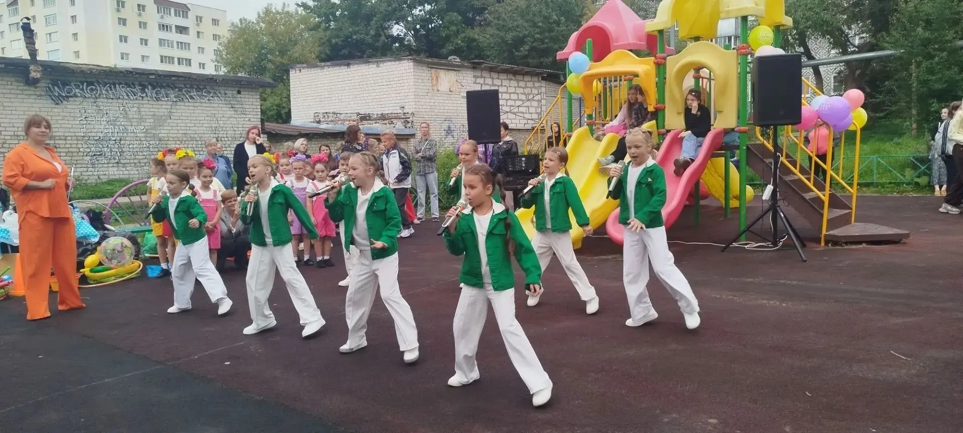 "Праздник нашего двора": яркий праздник для детей на Пуховском пруду