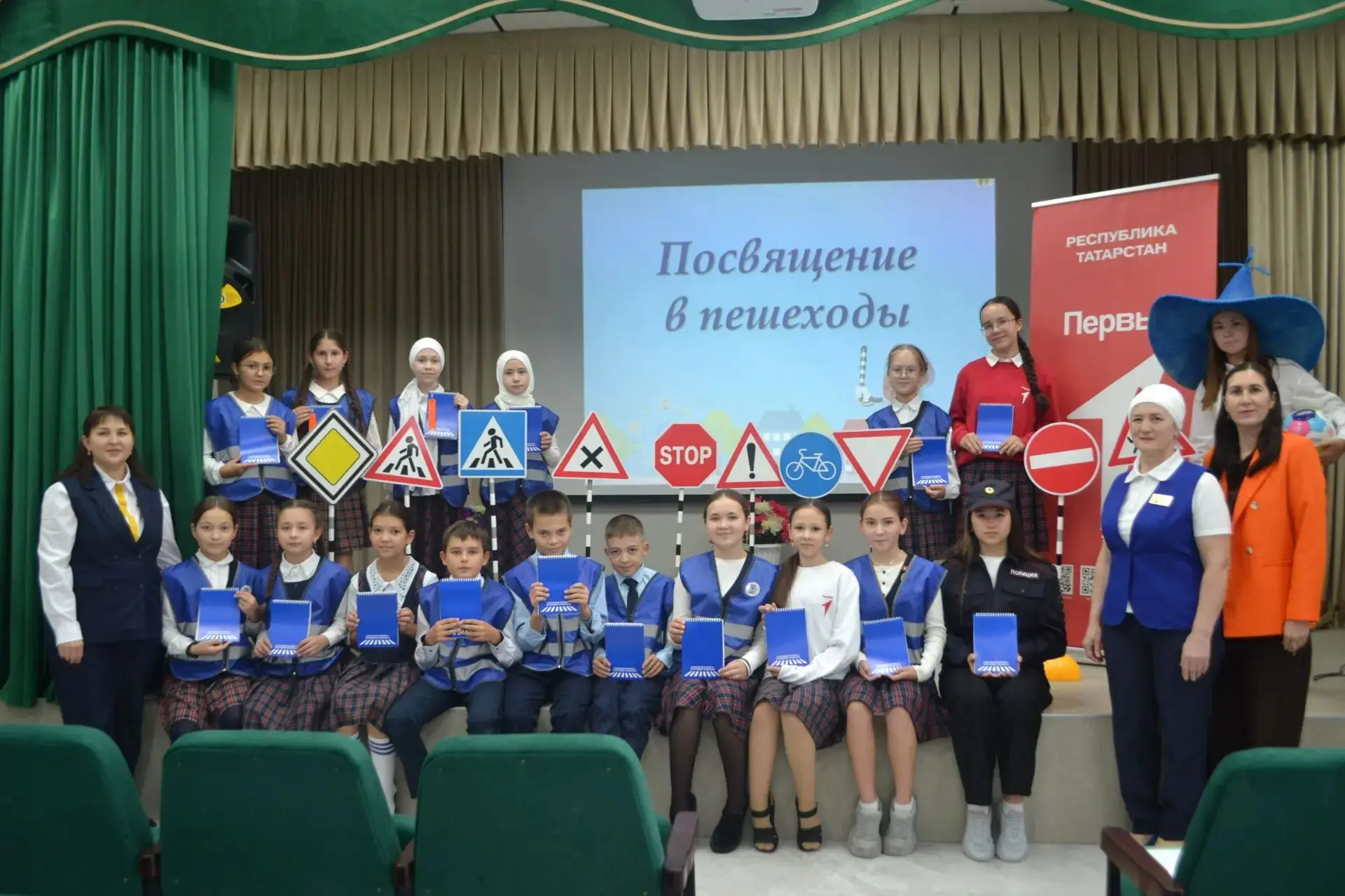 🚦 Безопасная дорога в будущее: отряд ЮИД провёл «Посвящение в пешеходы» для первокласс...