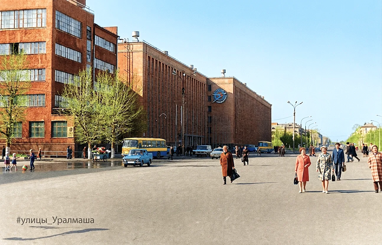 ул. Машиностроителей - пл. 1  пятилетки.  Фото не ранее 1982 года