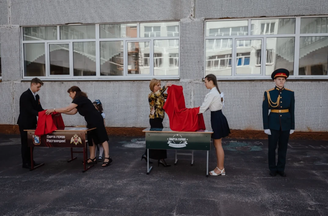 В школе №36 открыли Парты героев — в память о прапорщике Вячеславе Гаврилове и сержанте Дмитрии Бобк