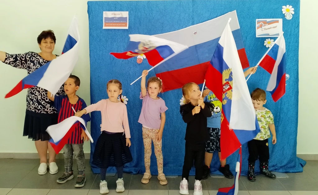 ✅ В преддверии Дня Государственного флага РФ🇷🇺 воспитанники разновозрастной группы «Н...