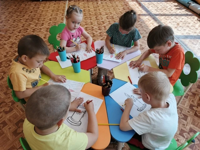 Вчера, в день Памяти и скорби, ребята средней группы № 5 приняли участие в акции "Свеча памяти". Дет