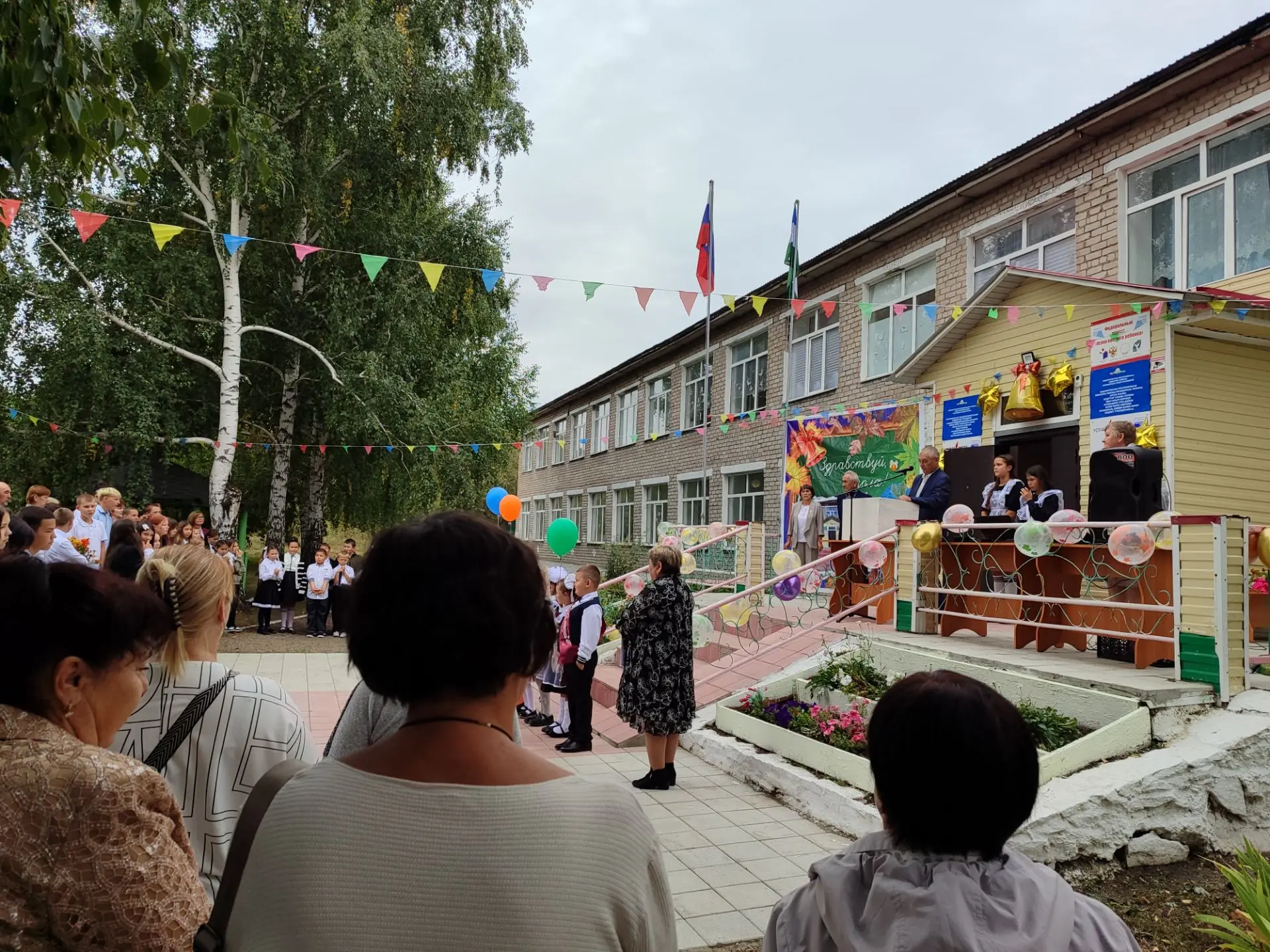 🎉 С Днём знаний! 🎉.   1 сентября в нашей школе прошла торжественная линейка, посвящён...