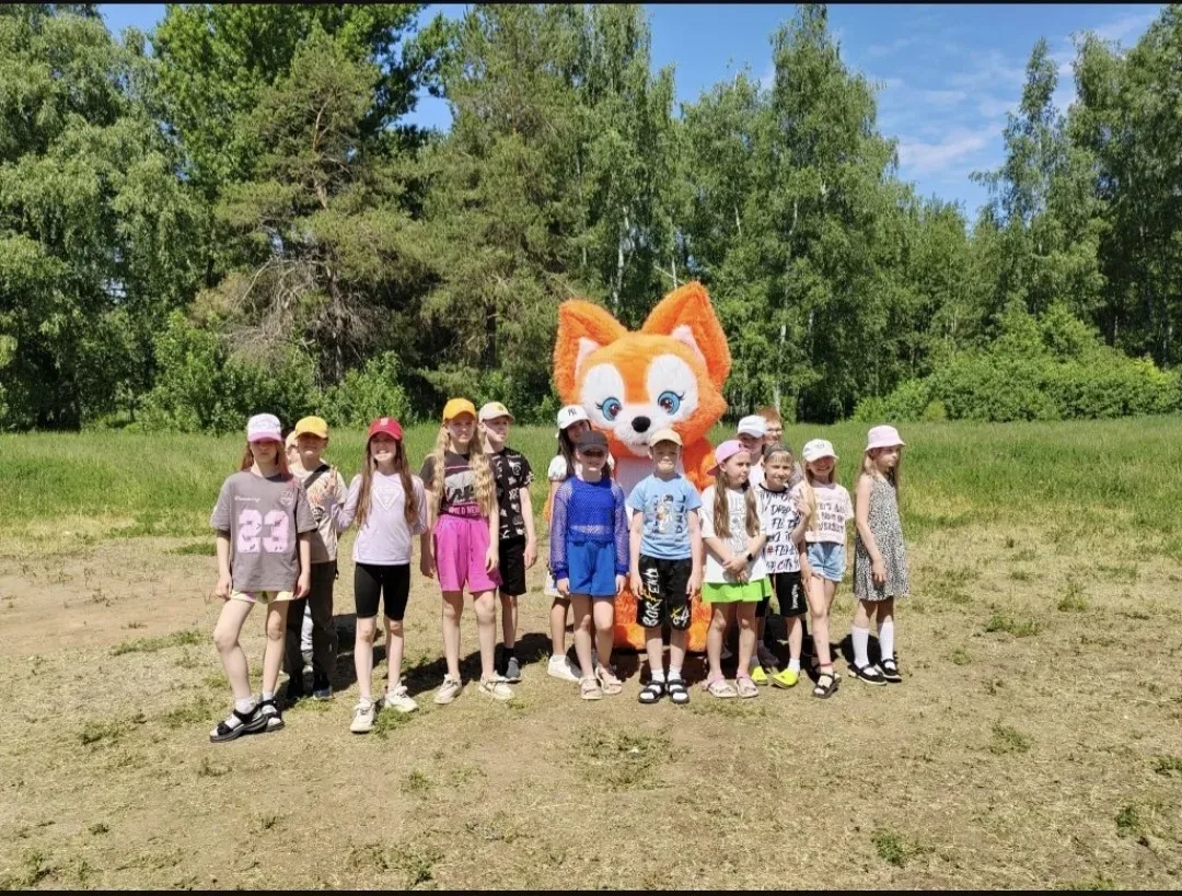🦊 В школьный лагерь приехал Лисёнок — и день заиграл новыми красками! 🎉

Наш гость с порога закруж