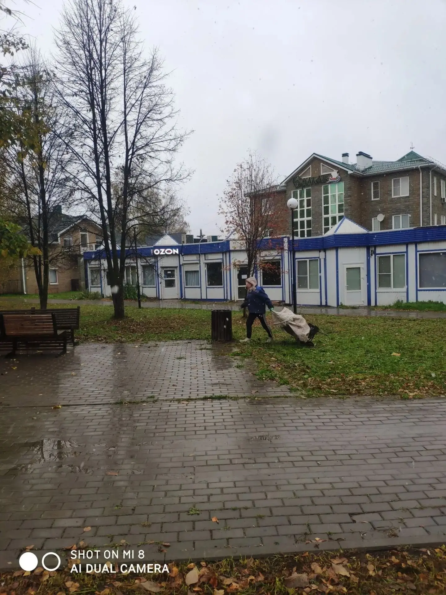 ЖКХ продолжает уборку в центре Можги — и в снег, и в дождь, на страже чистоты города! ❄💧