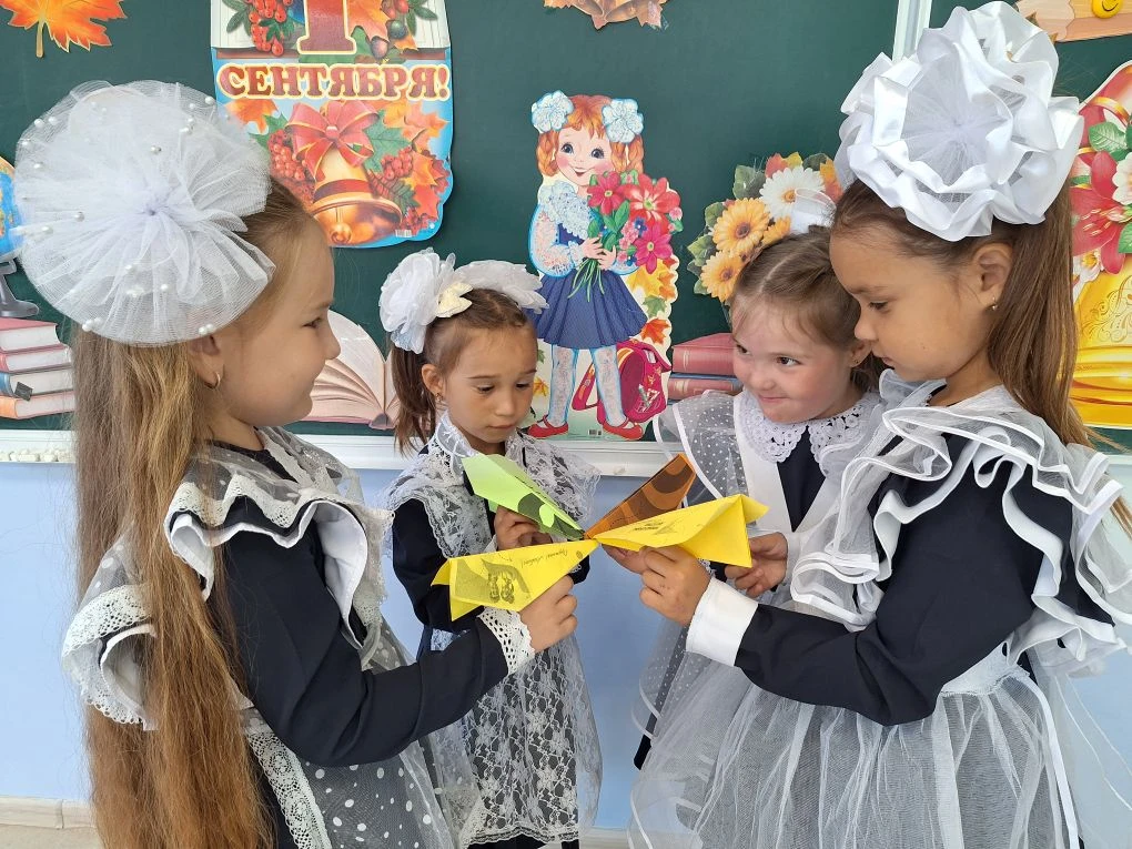 🎉 Сегодня в нашей школе отмечаем День знаний! На торжественной линейке директор и пред...