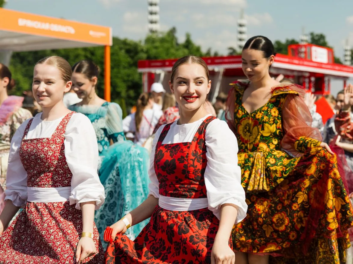 😍 Ивановские невесты в ситцевых платьях покорили сердца на параде регионов на ВДНХ

Воздушные силуэ
