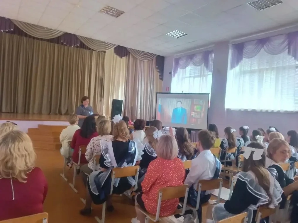 Сразу после праздника наши 11-классники и их родители собрались на итоговый классный час. В тесном, 