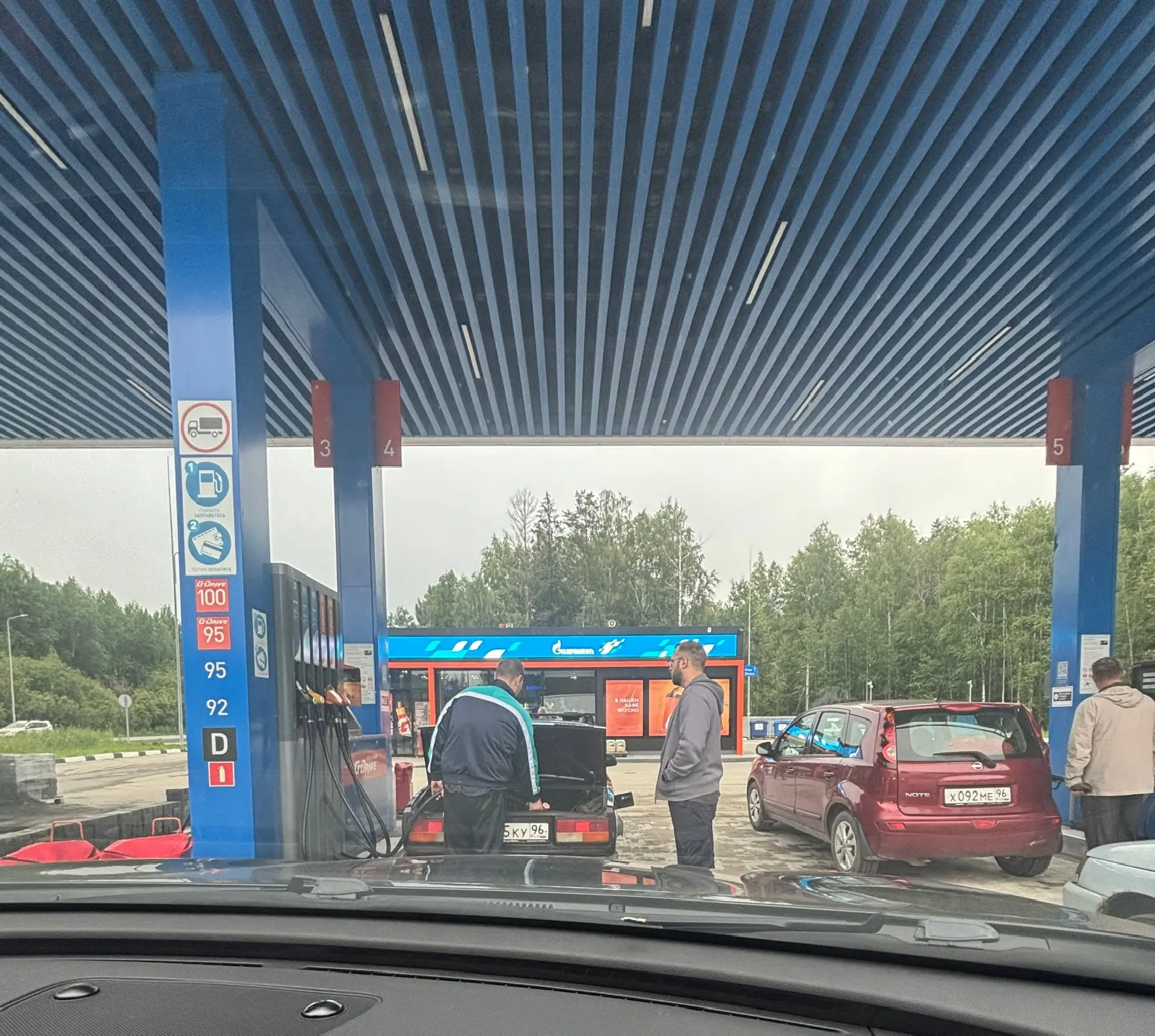Поехали забрать Сашину маму из больницы.
