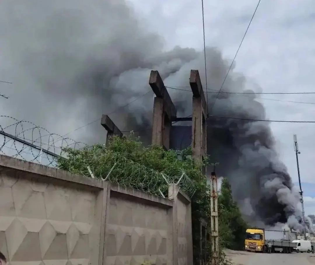 🔥Крупный пожар вспыхнул в Металлострое — густые клубы чёрного дыма затянули небо, а в ...