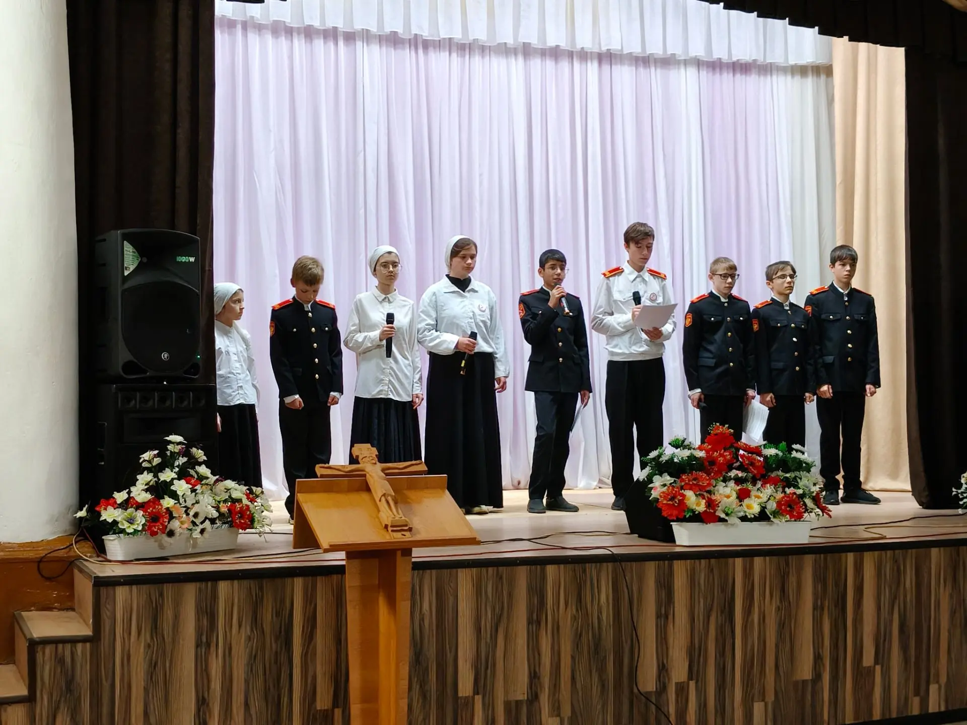 МЕСТО СИЕ - РОССИЯ! 
Участники лагерной смены "Дорога добра" побывали на благотворительном концерте 