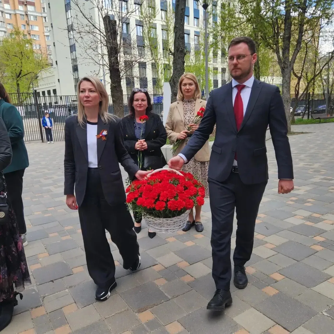 🌺 Патриотическая акция «Красные гвоздики»  Сегодня у Мемориальной доски, хранящей память о событиях 