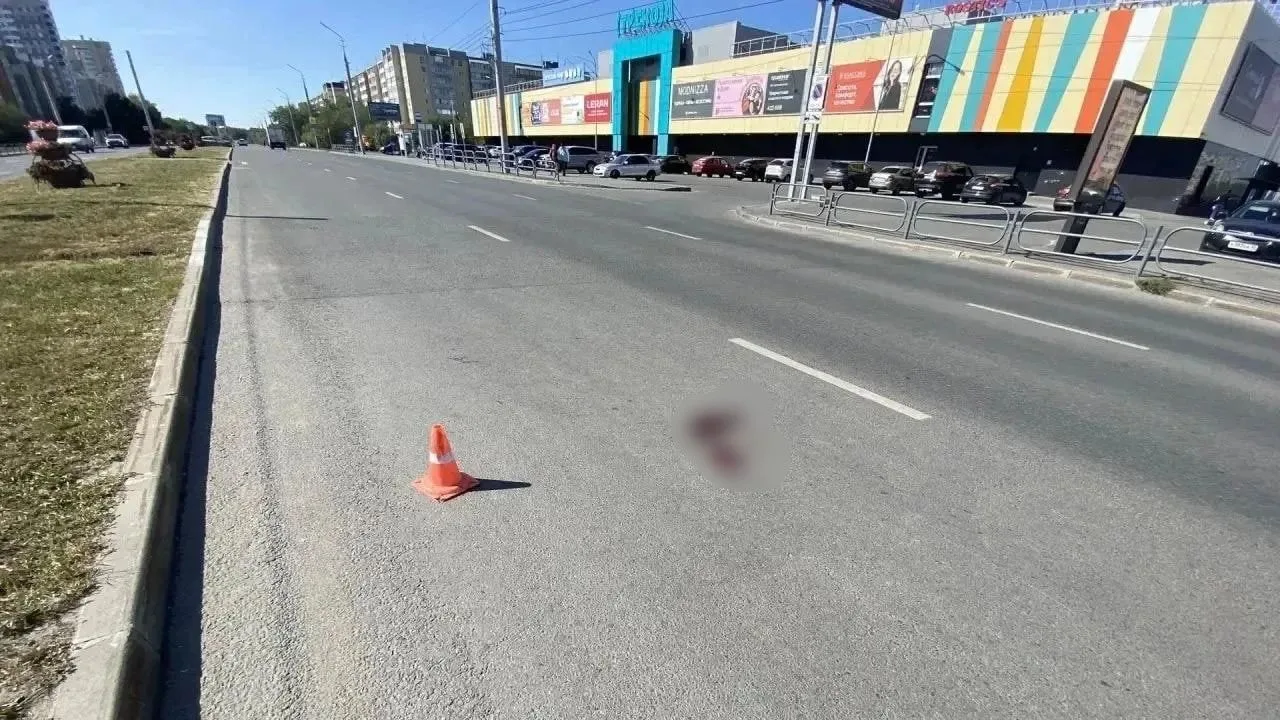 84-летний дедушка в Кургане побежал на красный свет и попал под машину.