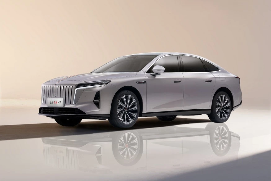 Hongqi H7: полный привод и премиум-гибрид

Седан нового поколения готовится к старту продаж на домаш