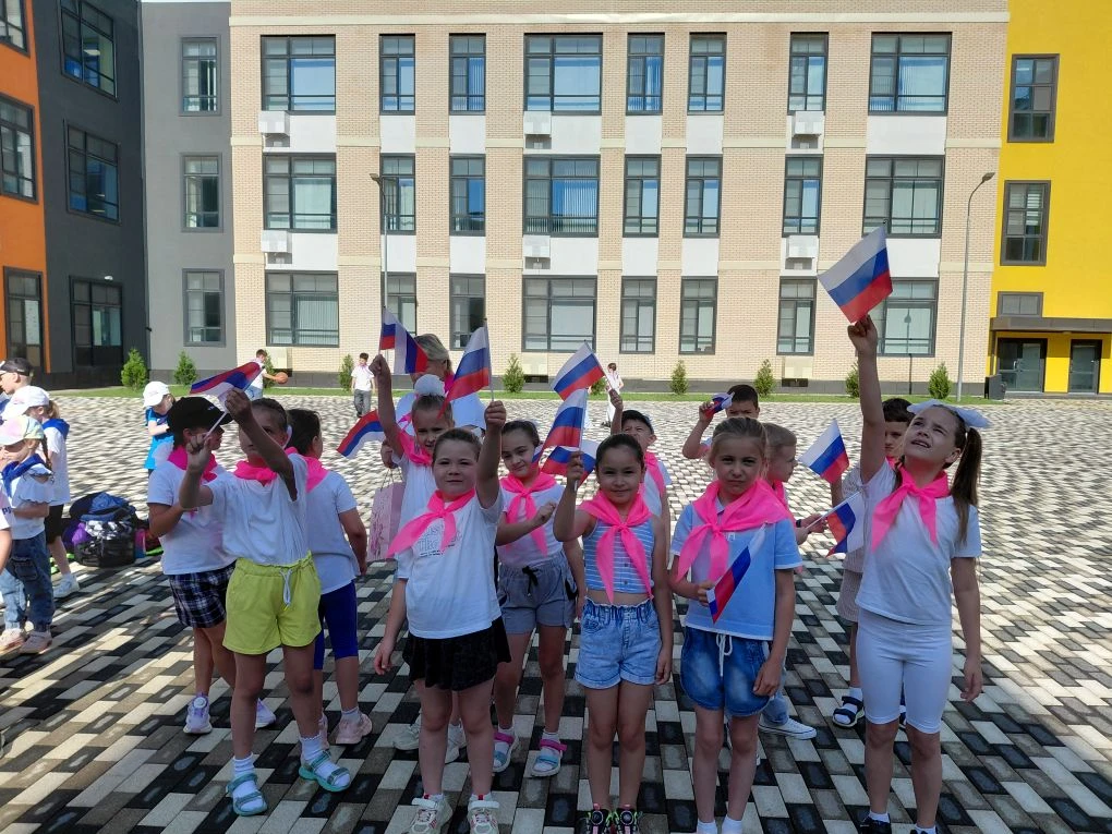 Празднование Дня России в нашем пришкольном лагере прошло ярко и патриотично. Ребята 1 отряда принял