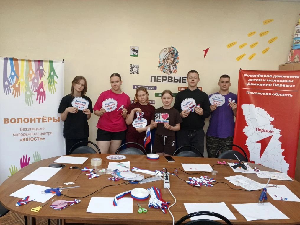 🇷🇺Символы единства: в преддверии Дня России  — главного государственного праздника — волонтеры мол