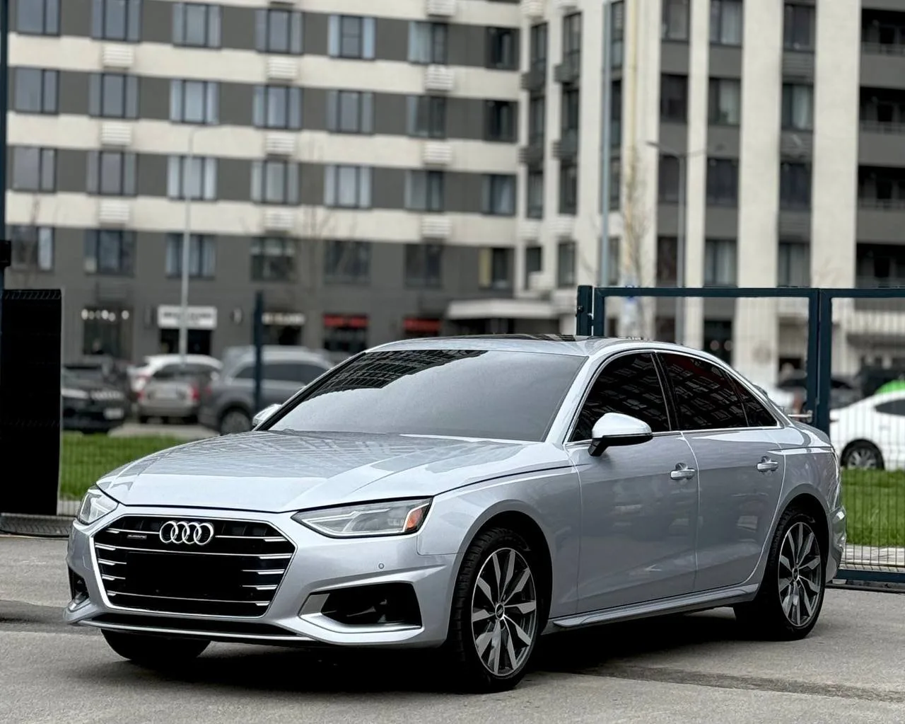 Audi A4 2021 
B9/8W, 45 TFSI S-tronic Quattro 
 
Пробег: 72 000 км 
Двигатель: бензин 2 л 
Тип кузов